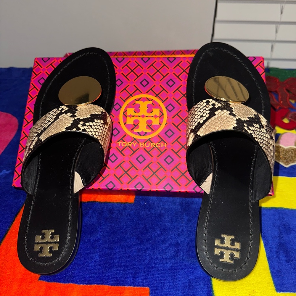 Tory Burch Patos Disk Sandal - Stamped Snake Printed Leather
Color Desert Roccia